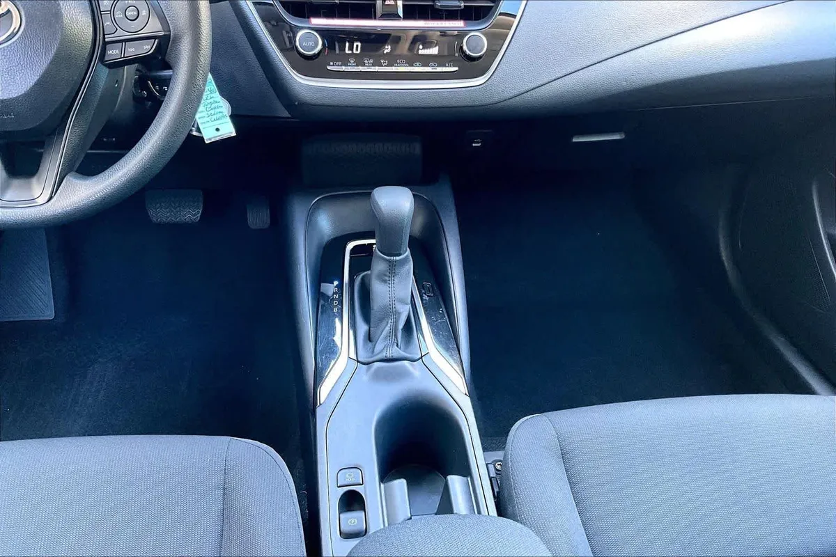 2026 Toyota Corolla LE thumbnail 17