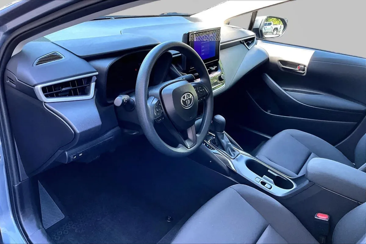 2026 Toyota Corolla LE thumbnail 18