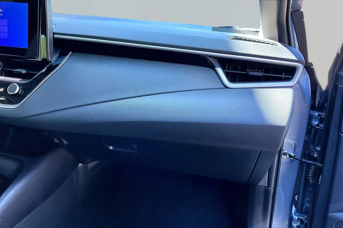 2026 Toyota Corolla LE thumbnail 19