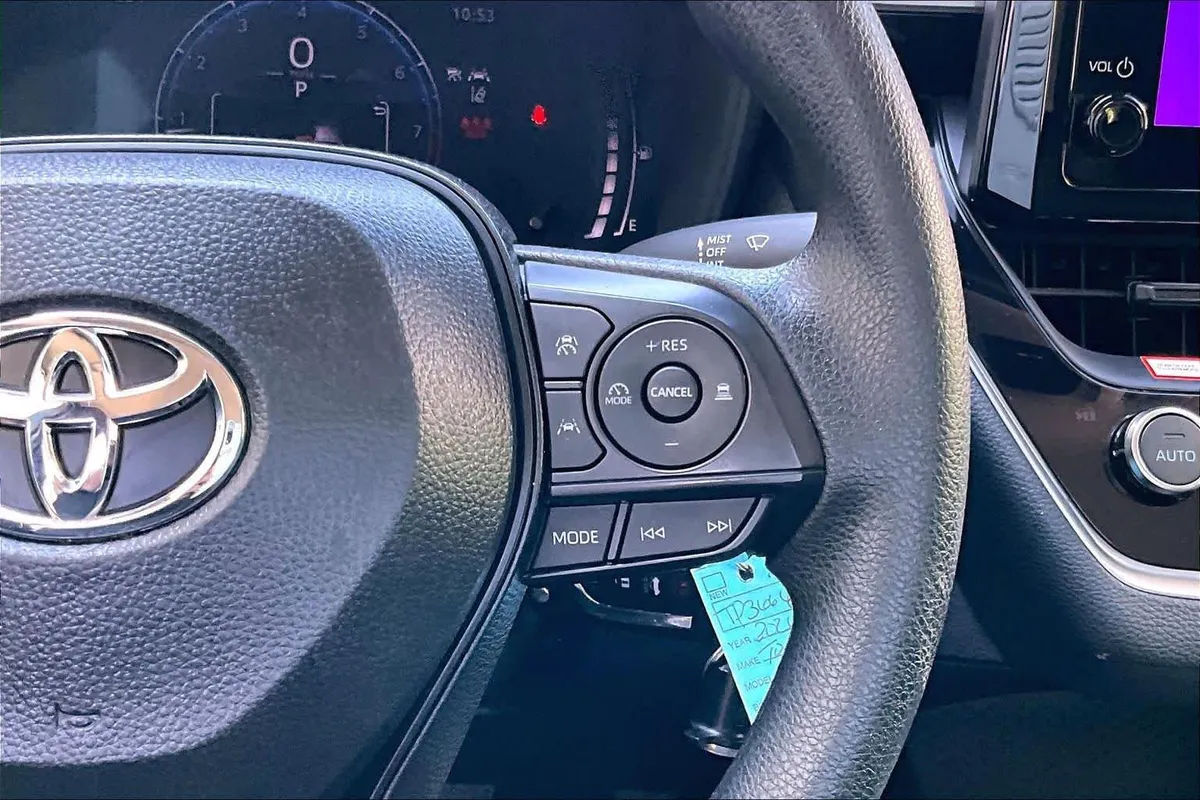 2026 Toyota Corolla LE thumbnail 25