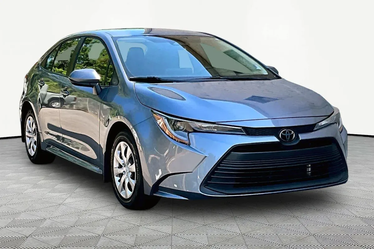 2026 Toyota Corolla LE thumbnail 3