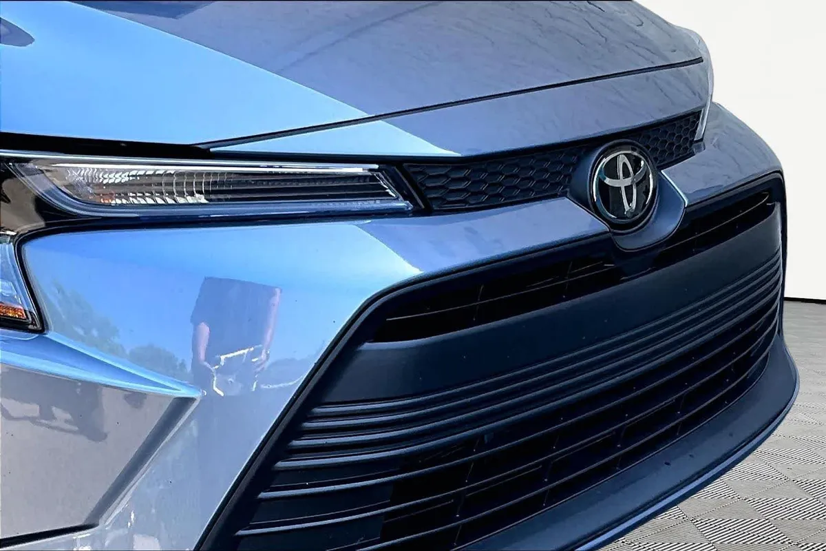 2026 Toyota Corolla LE thumbnail 30