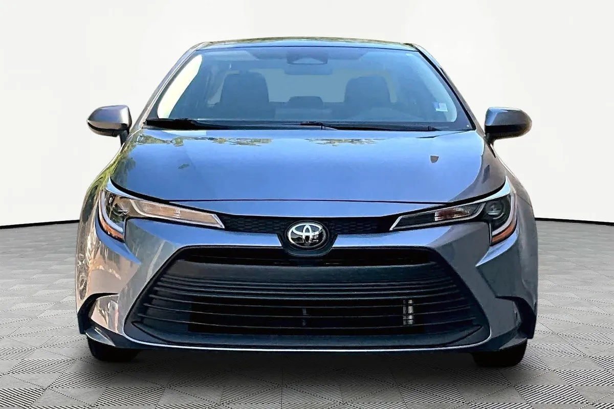 2026 Toyota Corolla LE thumbnail 4
