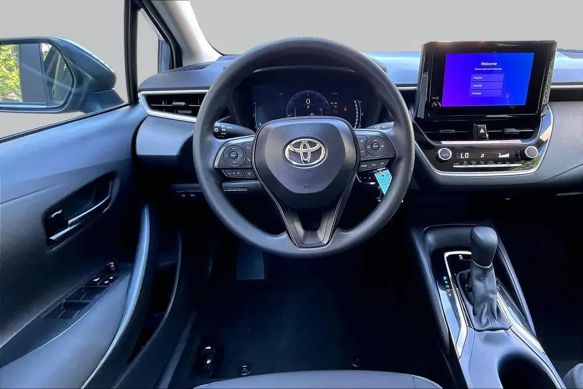 2026 Toyota Corolla LE thumbnail 6