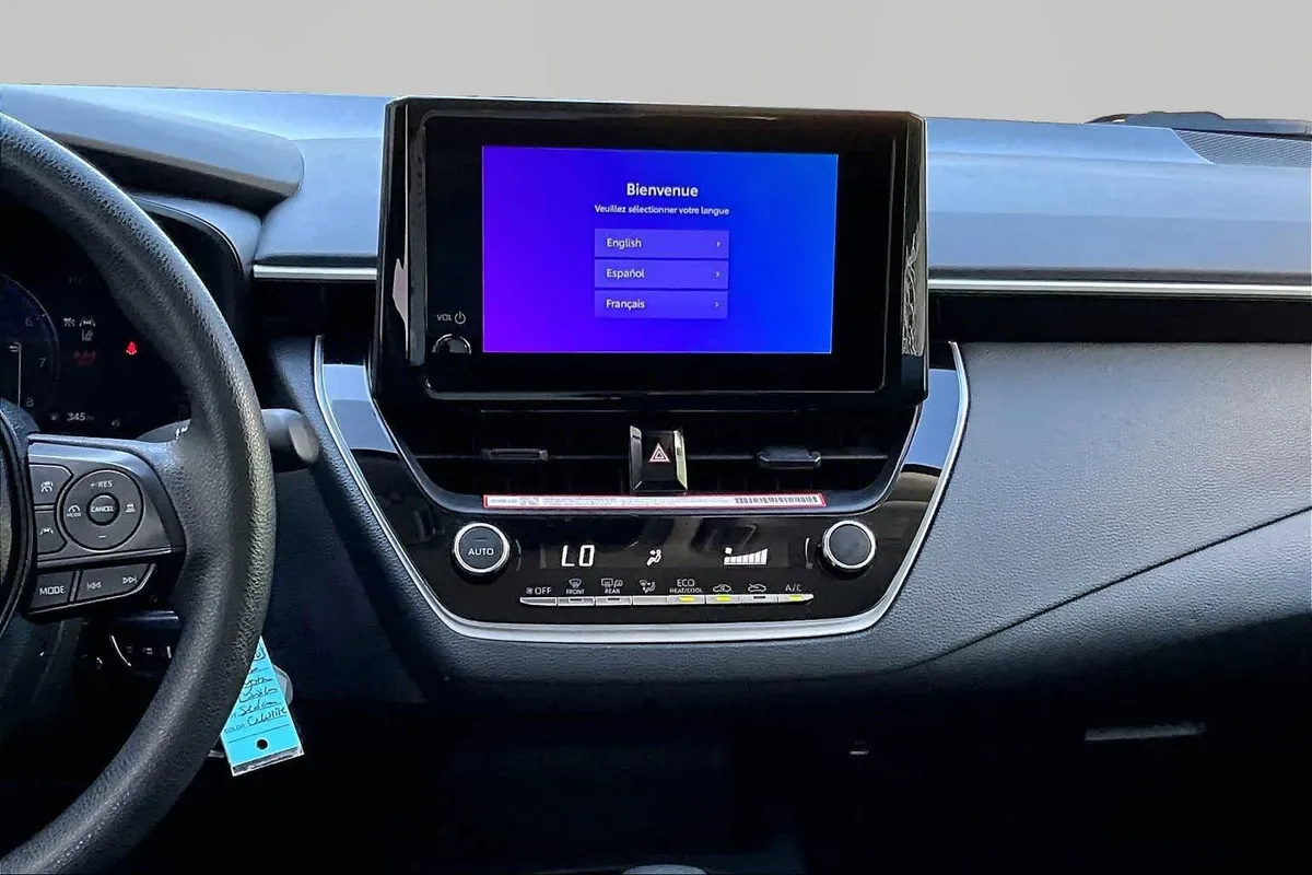 2026 Toyota Corolla LE thumbnail 7