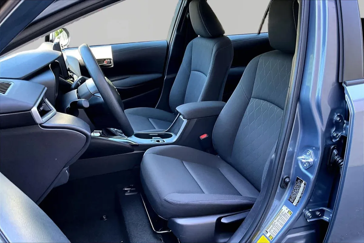2026 Toyota Corolla LE thumbnail 8