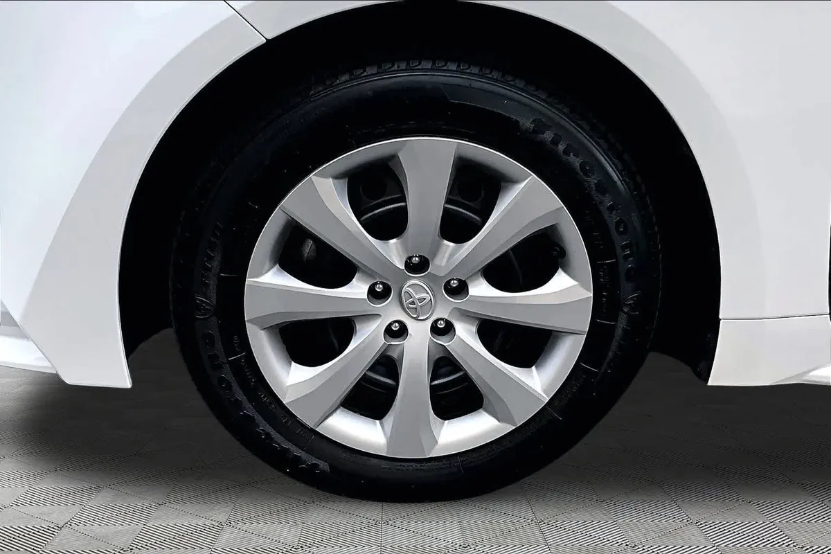2026 Toyota Corolla LE thumbnail 11