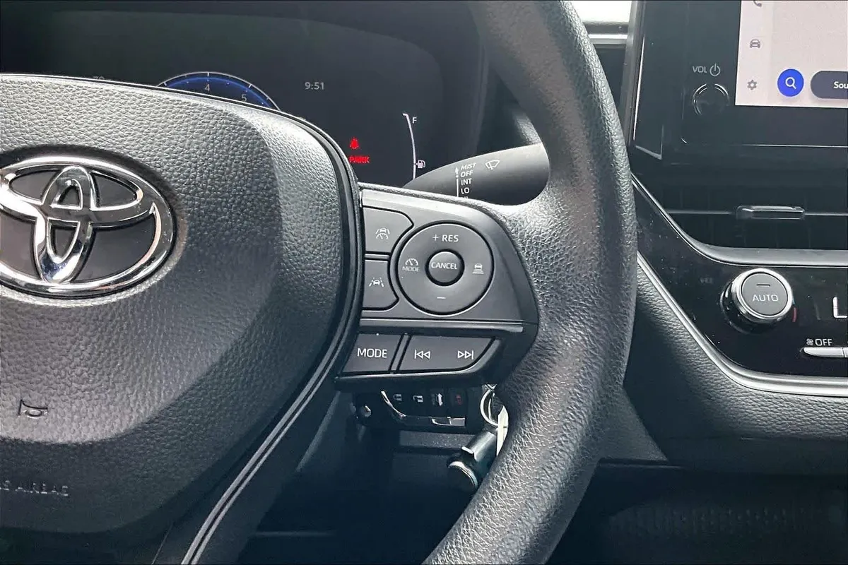 2026 Toyota Corolla LE thumbnail 24