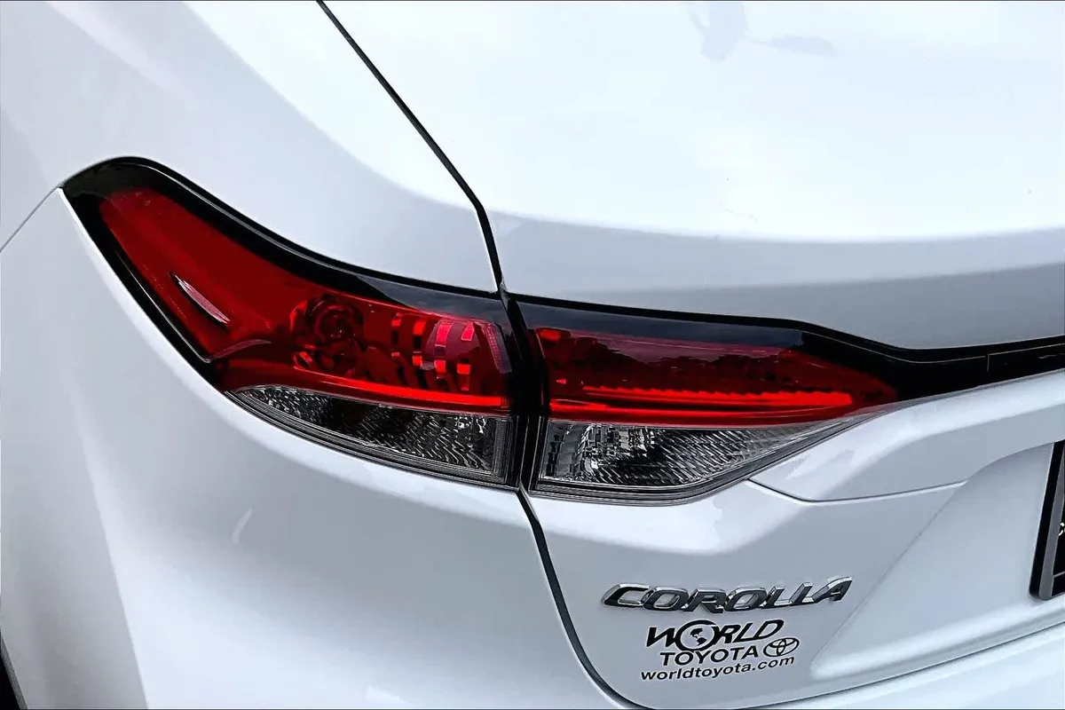 2026 Toyota Corolla LE thumbnail 28