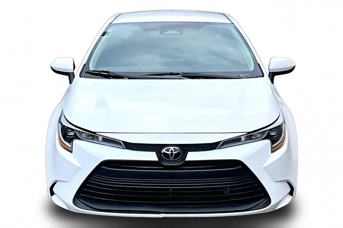 2026 Toyota Corolla LE thumbnail 4