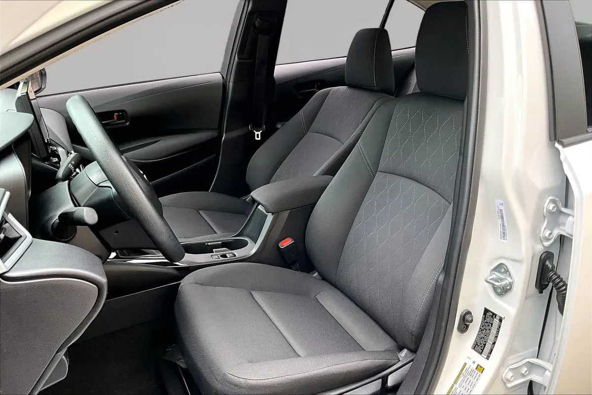 2026 Toyota Corolla LE thumbnail 8