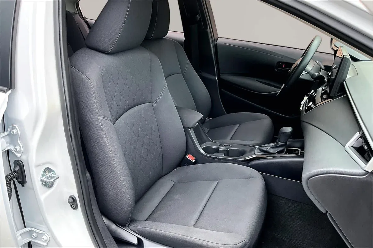 2026 Toyota Corolla LE thumbnail 9