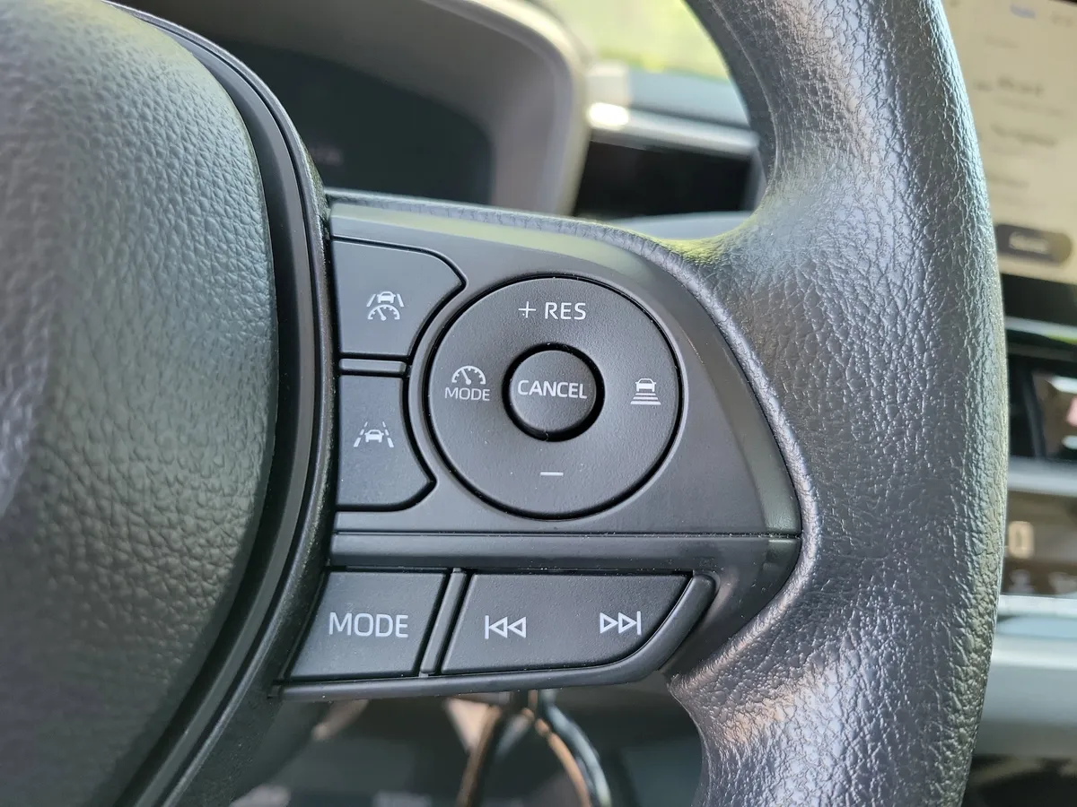 2026 Toyota Corolla LE thumbnail 13