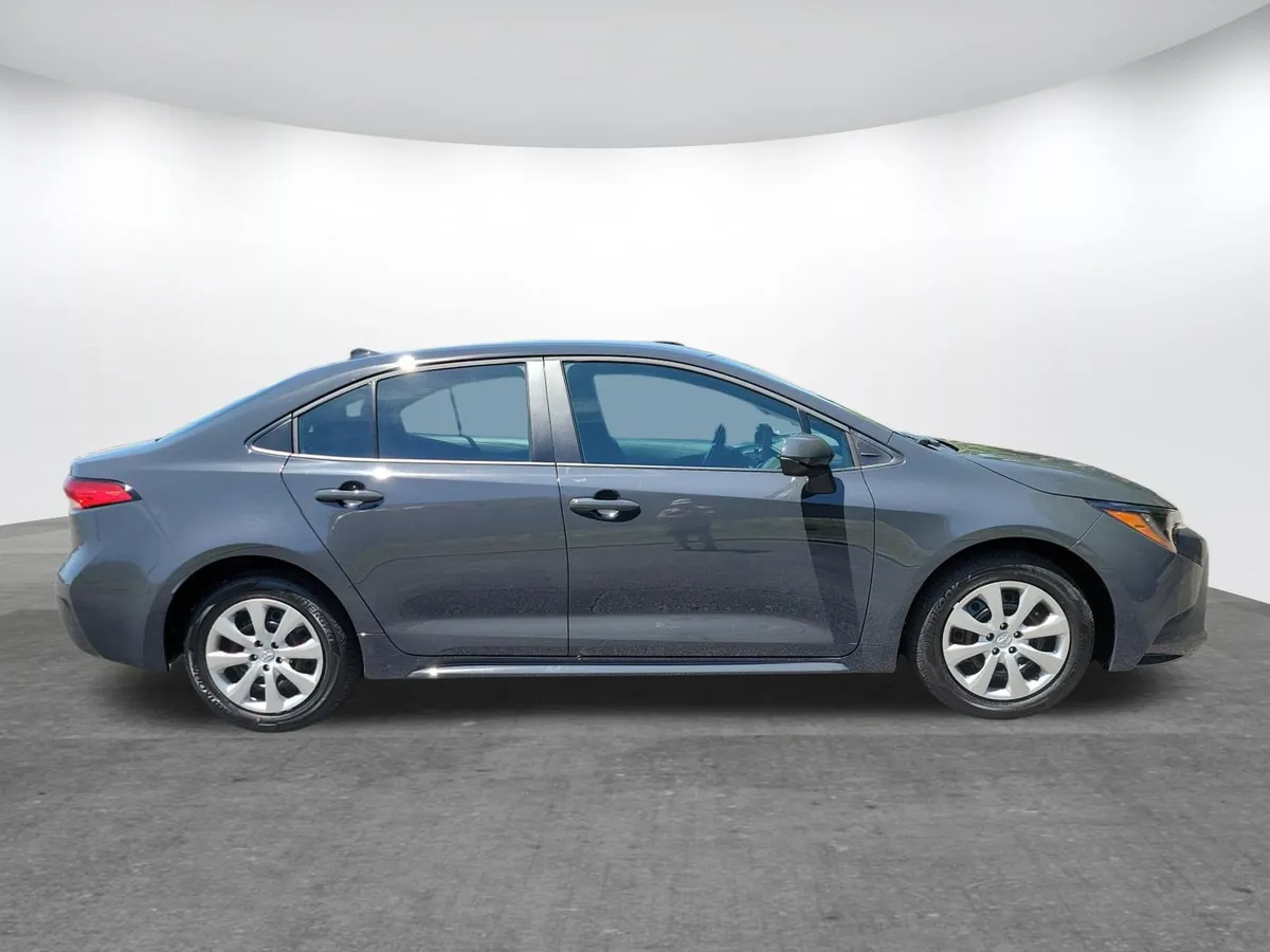 2026 Toyota Corolla LE thumbnail 2