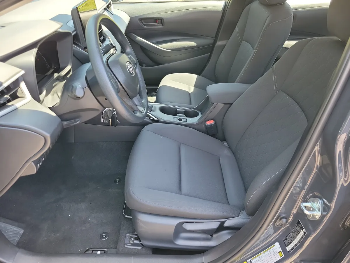 2026 Toyota Corolla LE thumbnail 3