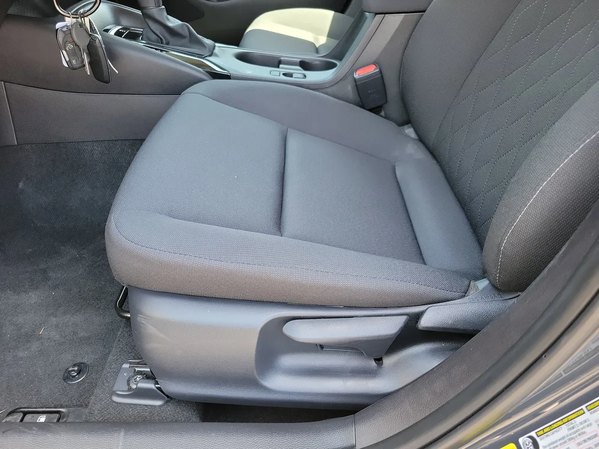 2026 Toyota Corolla LE thumbnail 4