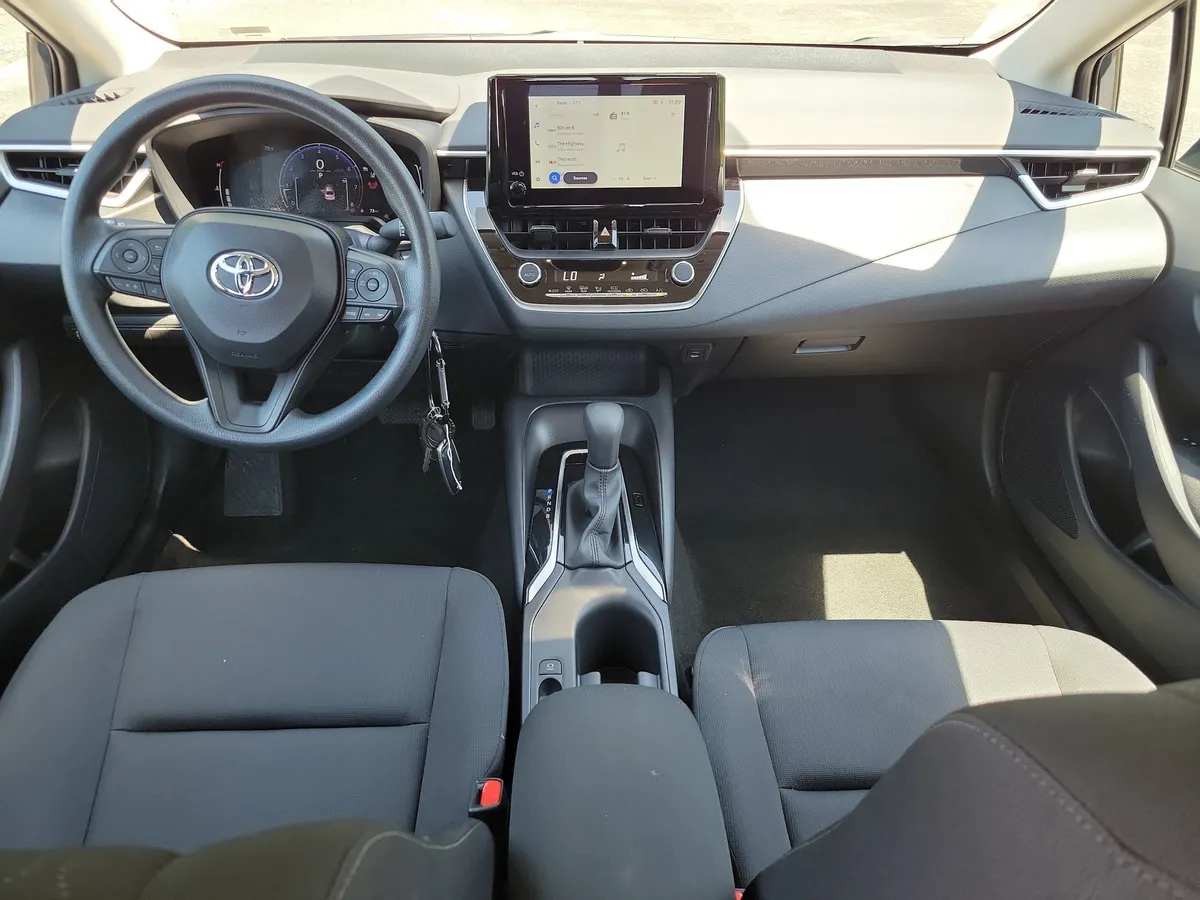2026 Toyota Corolla LE thumbnail 9