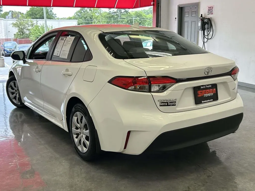 2026 Toyota Corolla LE thumbnail 5