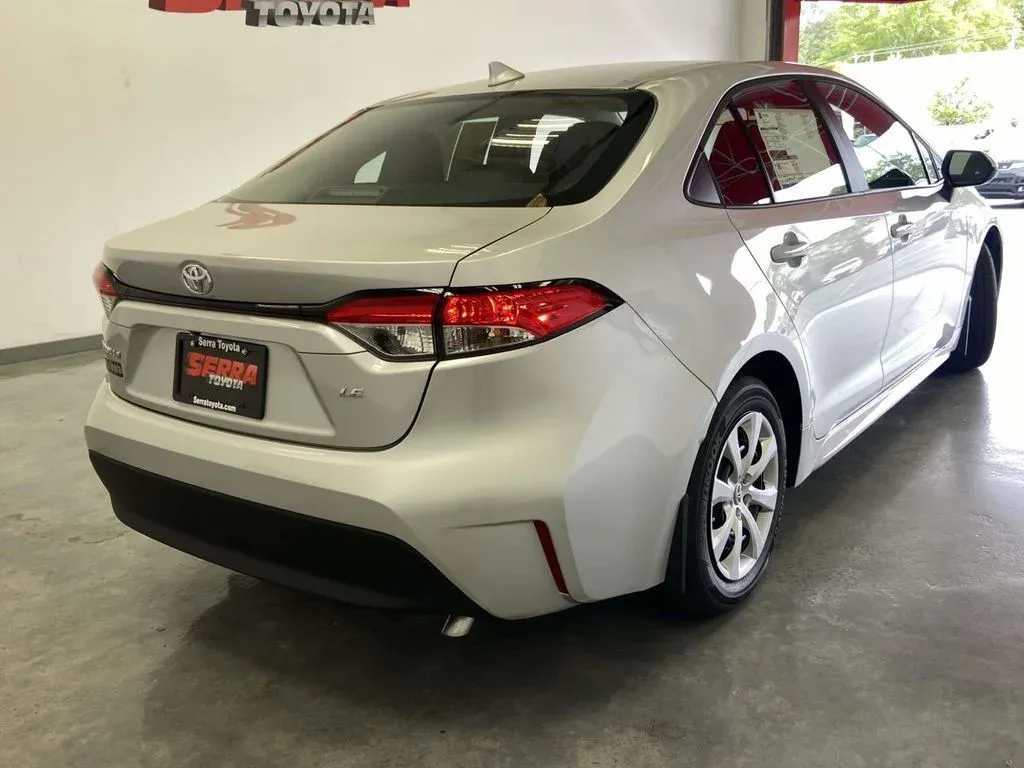 2026 Toyota Corolla LE thumbnail 3