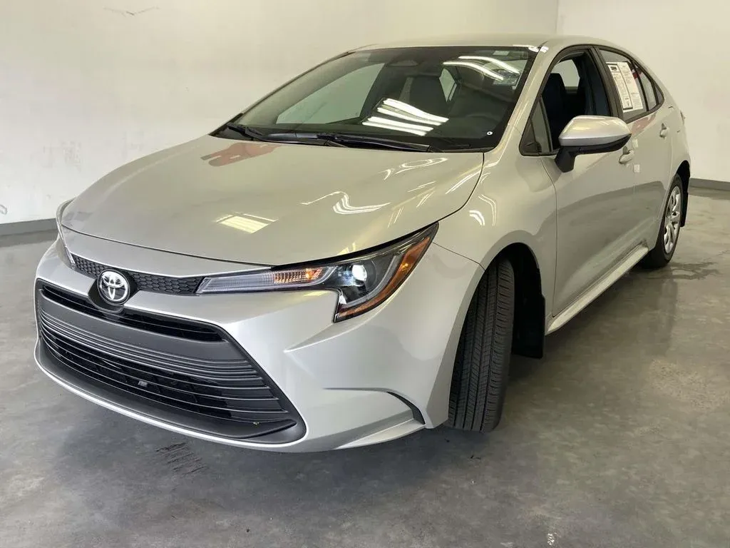 2026 Toyota Corolla LE thumbnail 7