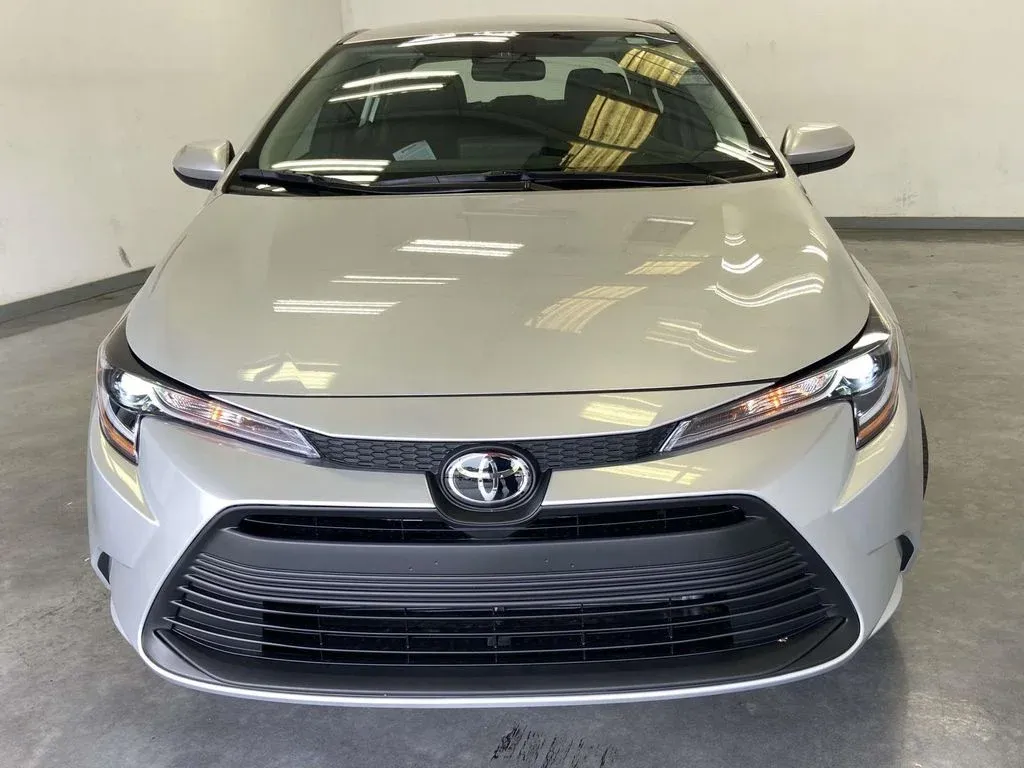 2026 Toyota Corolla LE thumbnail 8