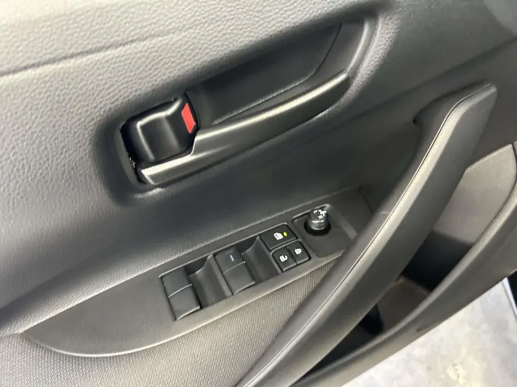 2026 Toyota Corolla LE thumbnail 16