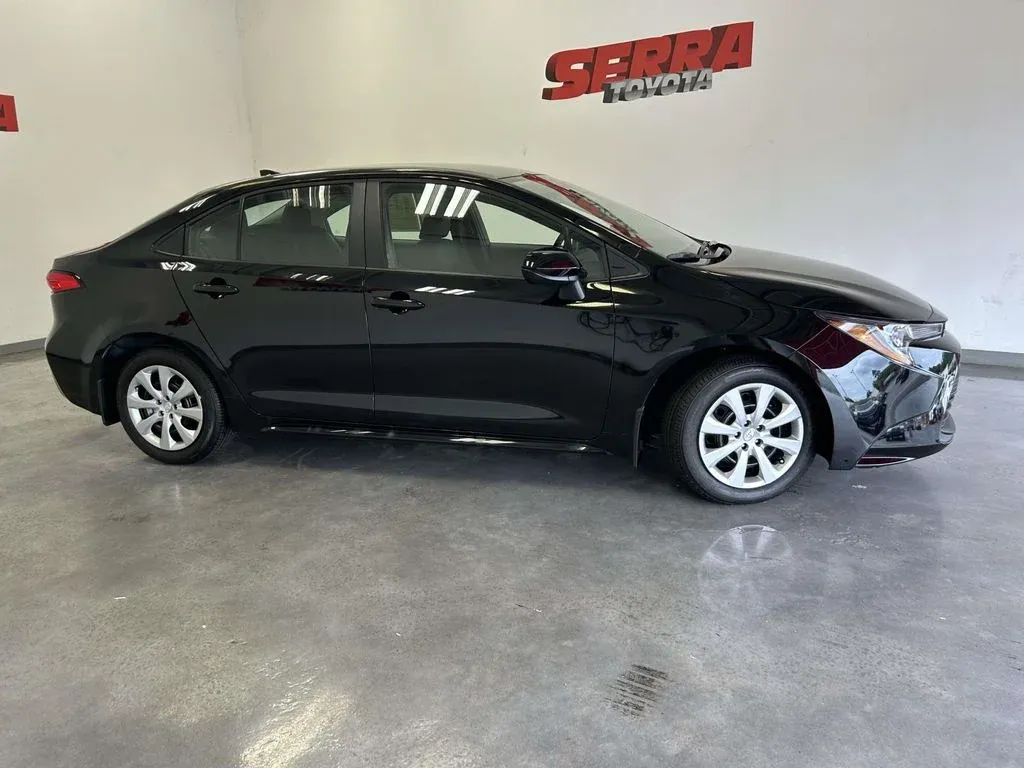 2026 Toyota Corolla LE thumbnail 2