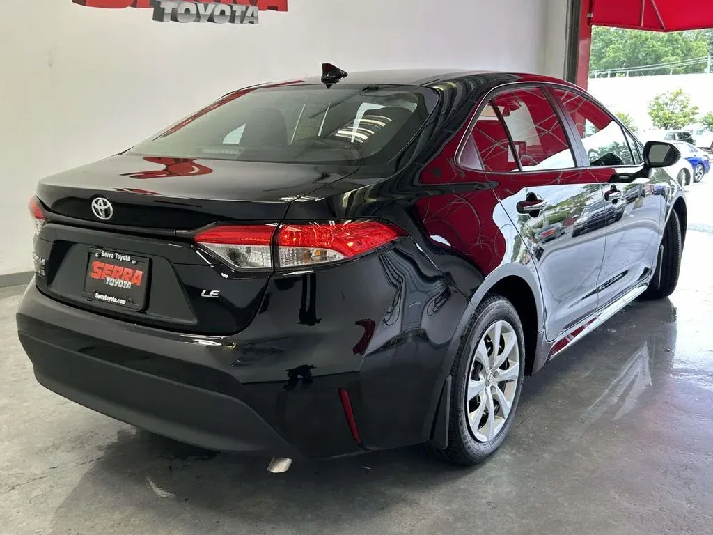 2026 Toyota Corolla LE thumbnail 3