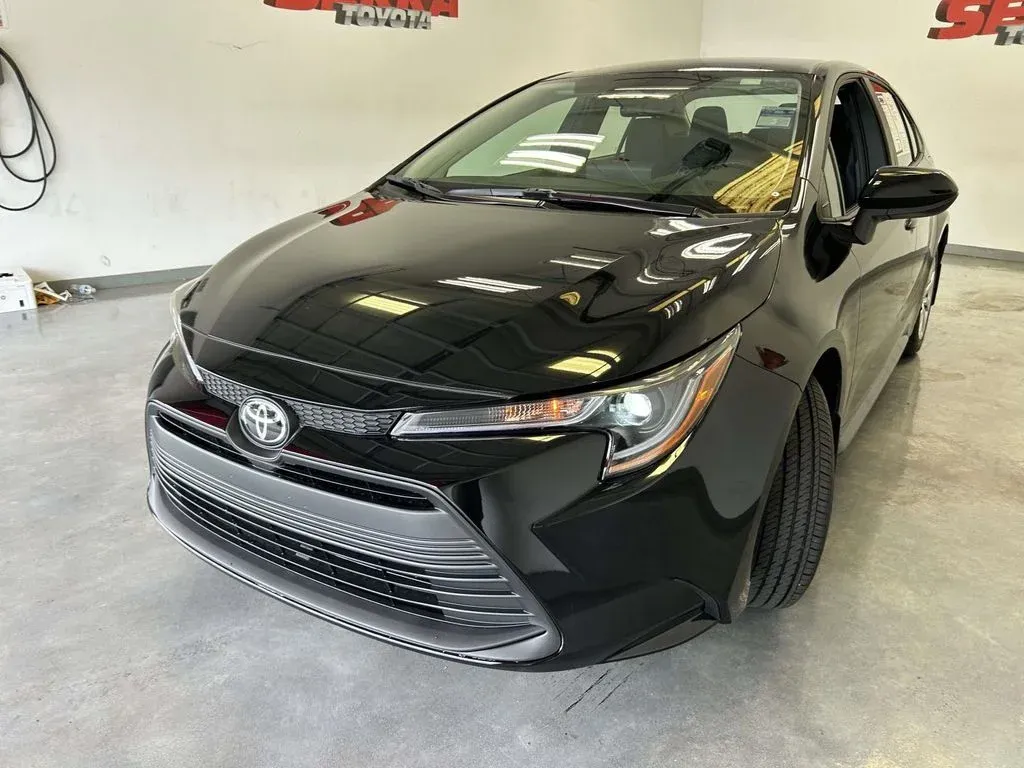 2026 Toyota Corolla LE thumbnail 7