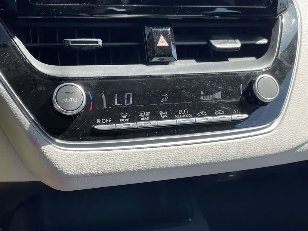 2026 Toyota Corolla LE thumbnail 18