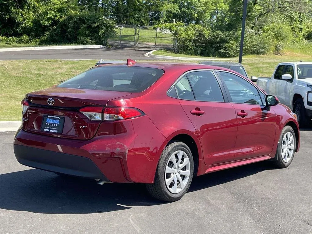 2026 Toyota Corolla LE thumbnail 3