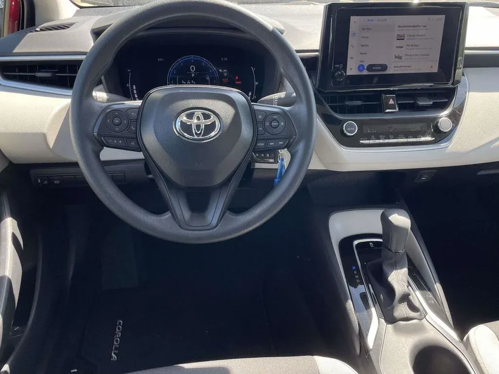 2026 Toyota Corolla LE thumbnail 9