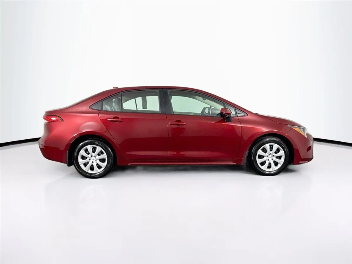 2026 Toyota Corolla LE thumbnail 10