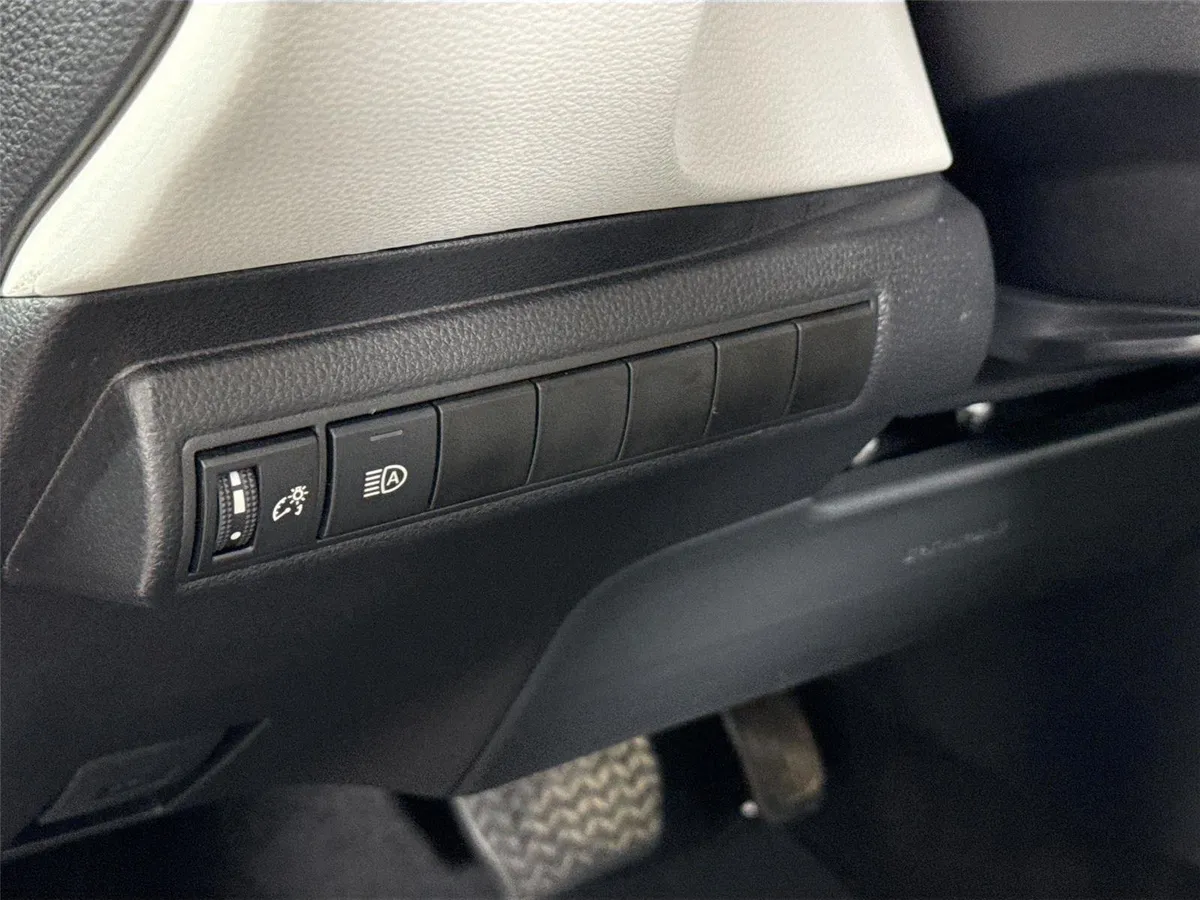 2026 Toyota Corolla LE thumbnail 15