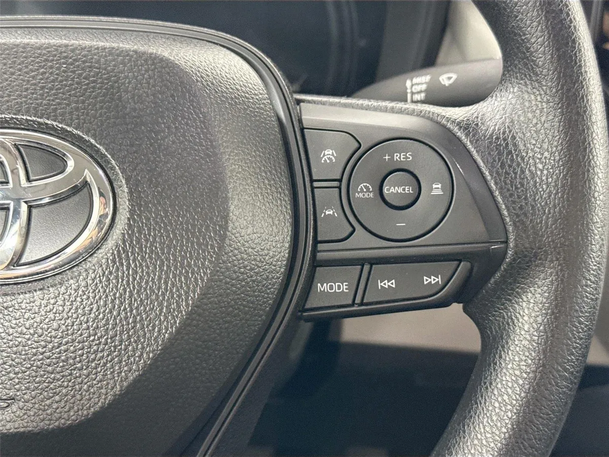2026 Toyota Corolla LE thumbnail 18
