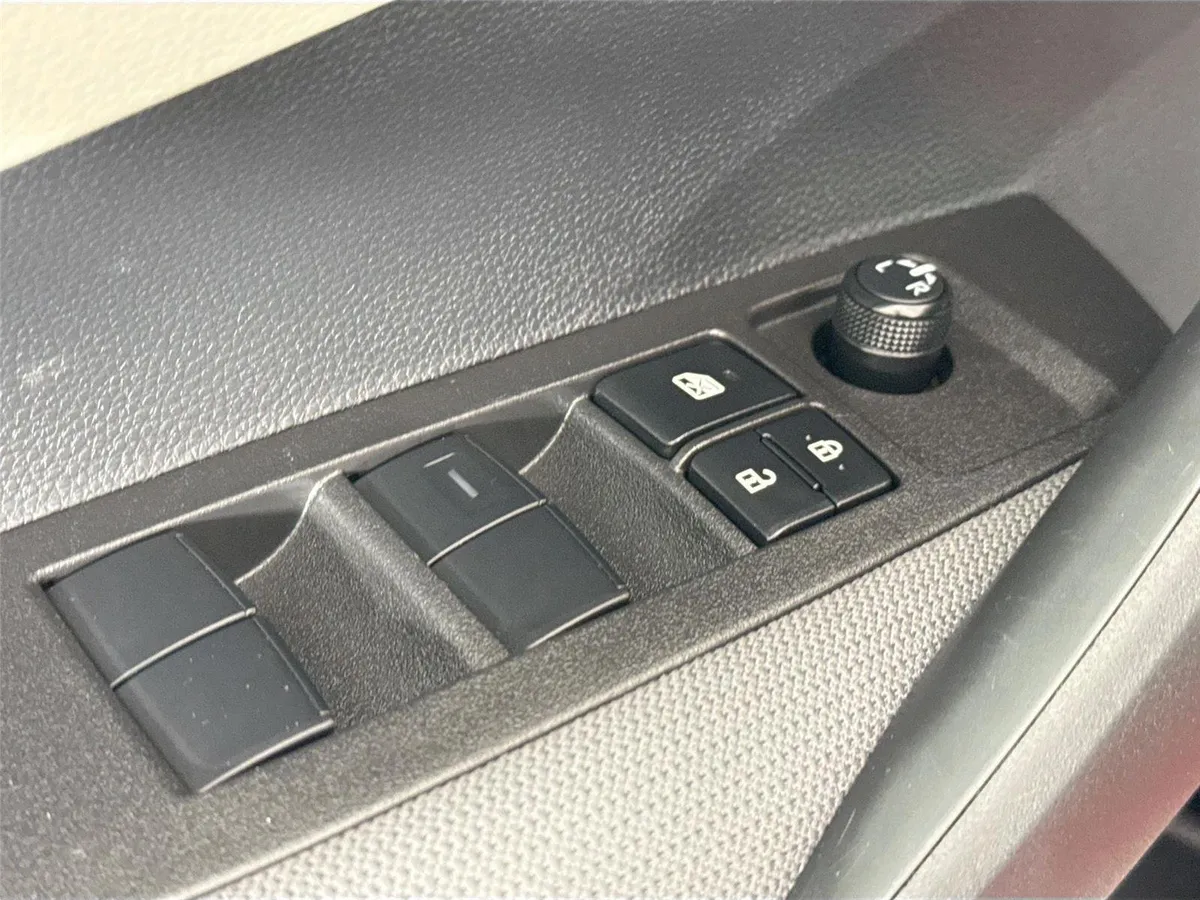 2026 Toyota Corolla LE thumbnail 25