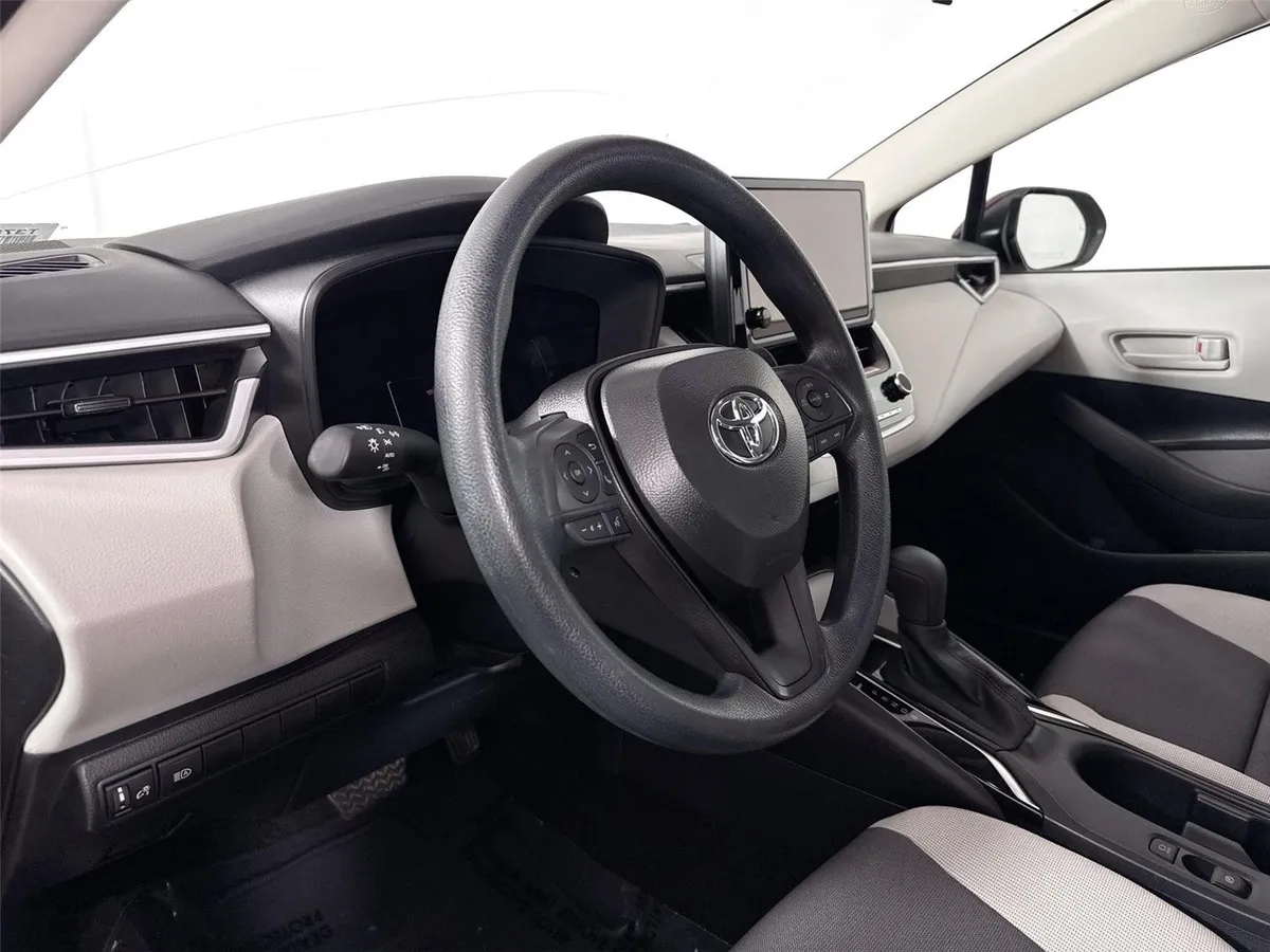 2026 Toyota Corolla LE thumbnail 4