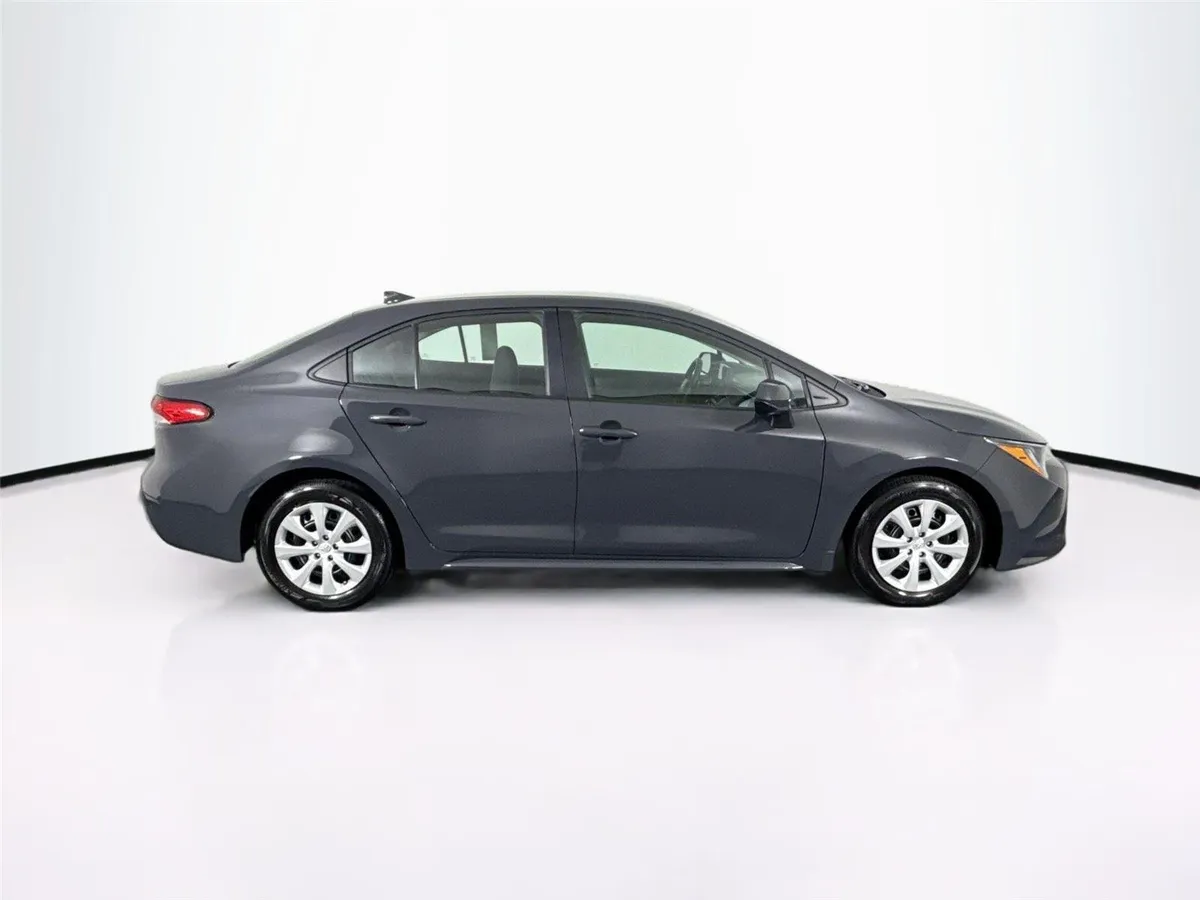 2026 Toyota Corolla LE thumbnail 10