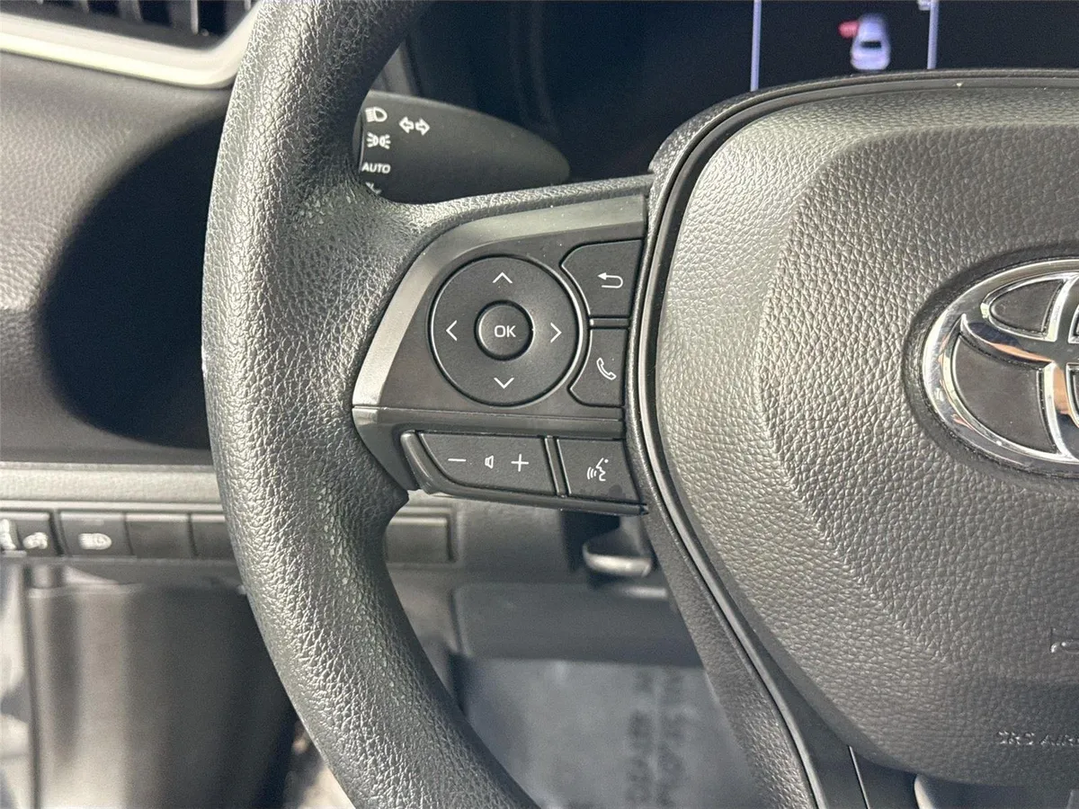 2026 Toyota Corolla LE thumbnail 17