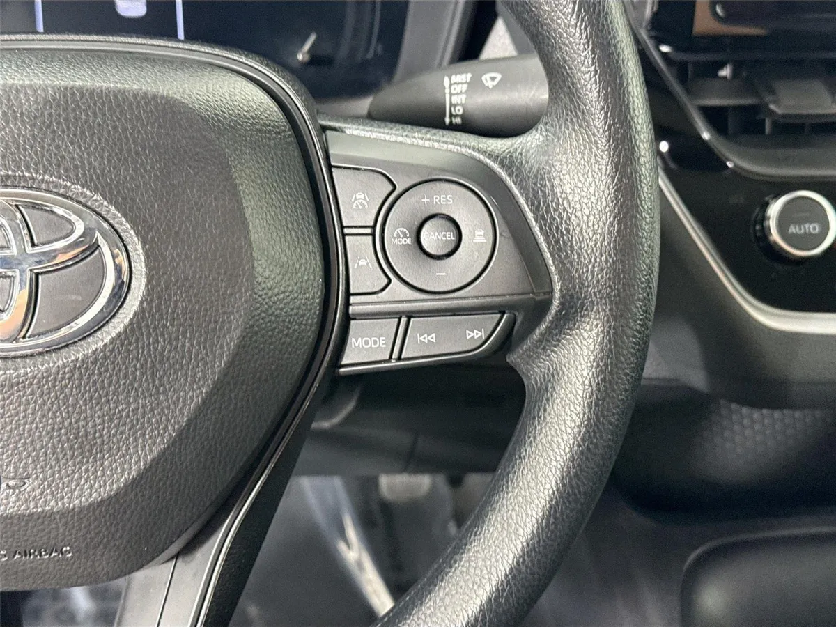 2026 Toyota Corolla LE thumbnail 18