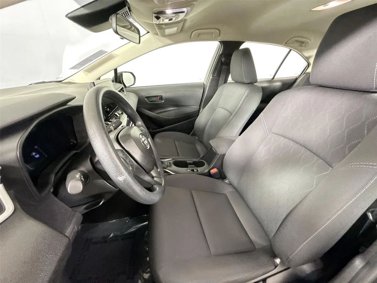 2026 Toyota Corolla LE thumbnail 3