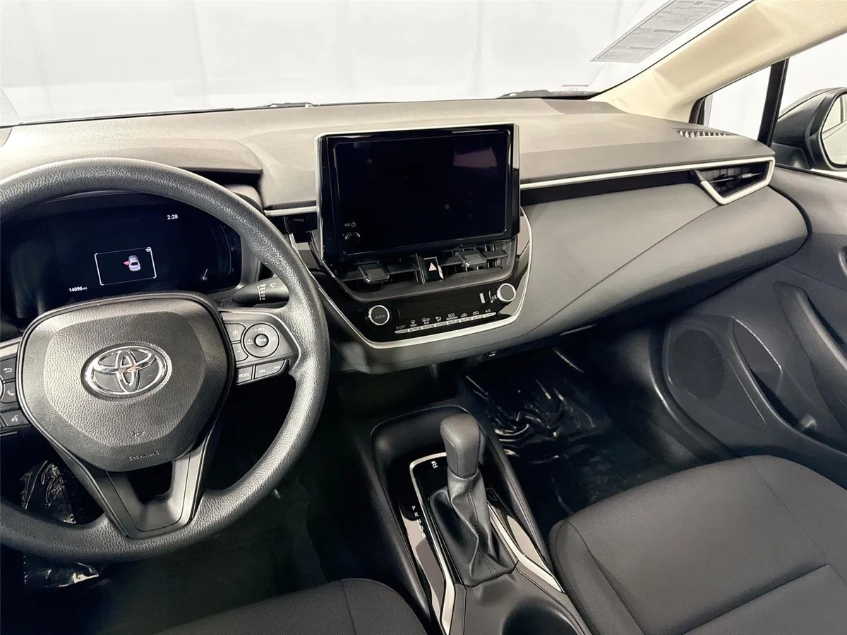 2026 Toyota Corolla LE thumbnail 31