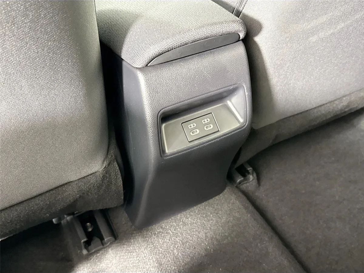 2026 Toyota Corolla LE thumbnail 34