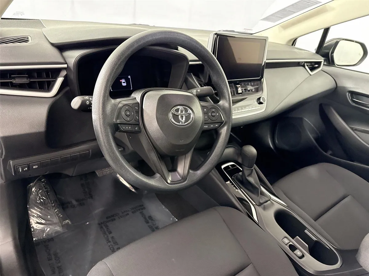 2026 Toyota Corolla LE thumbnail 4
