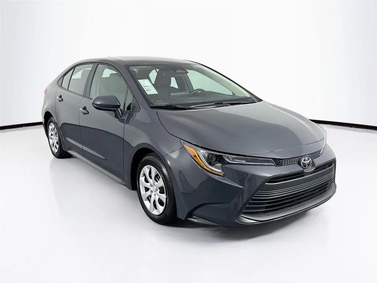 2026 Toyota Corolla LE thumbnail 9