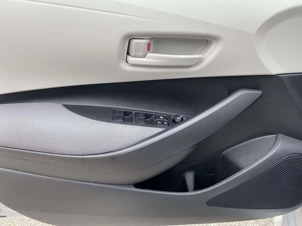 2026 Toyota Corolla LE thumbnail 18