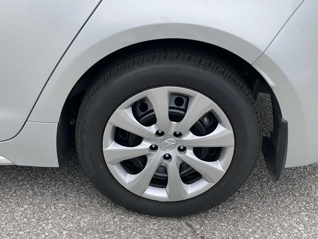 2026 Toyota Corolla LE thumbnail 8