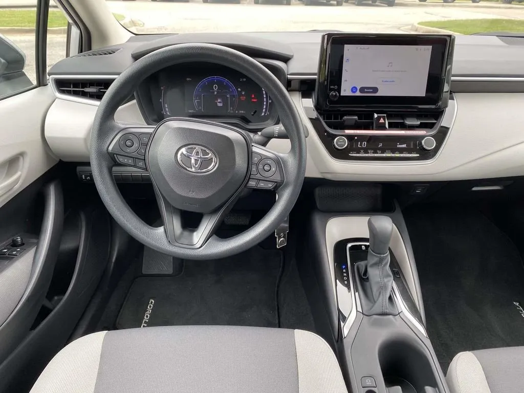 2026 Toyota Corolla LE thumbnail 9