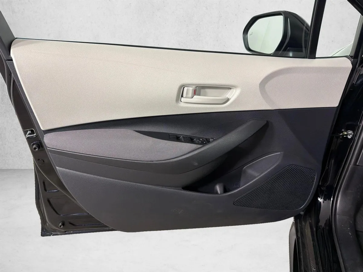 2026 Toyota Corolla LE thumbnail 10