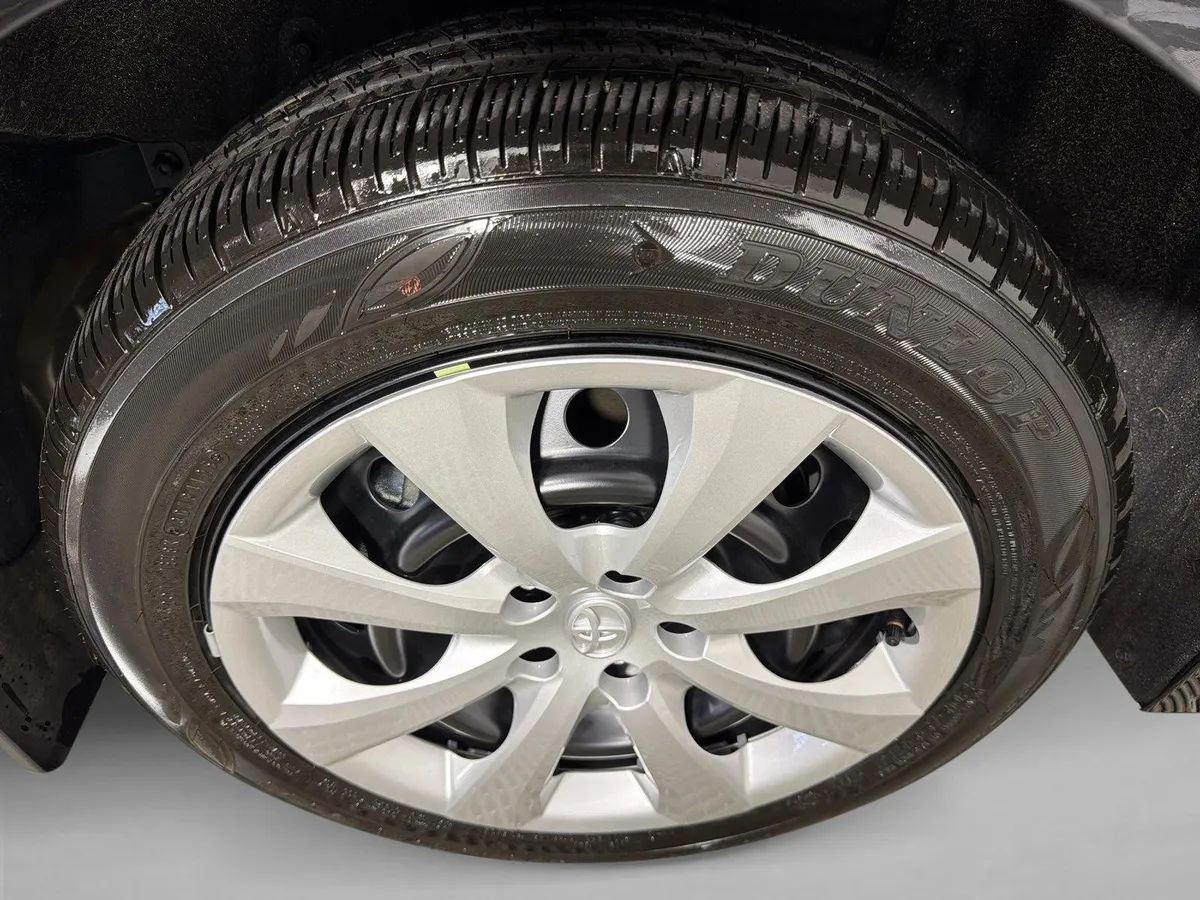 2026 Toyota Corolla LE thumbnail 17